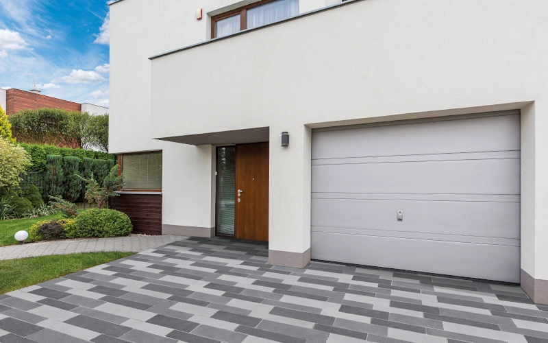 Haus mit Garage mit einem gemischten Kombi-Langformat als Bodenbelag,