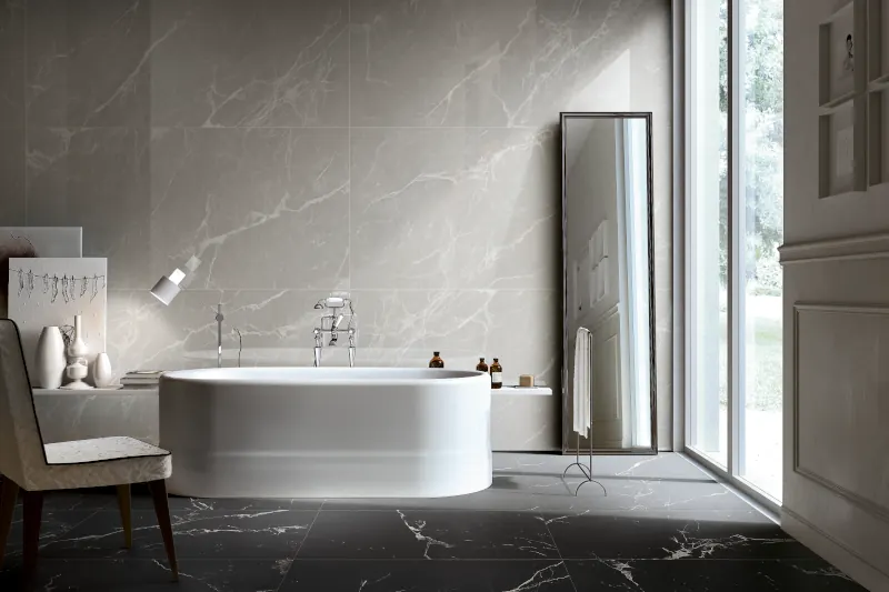 Badezimmer mit Wänden und Boden in Marmor- und Stein-Optik