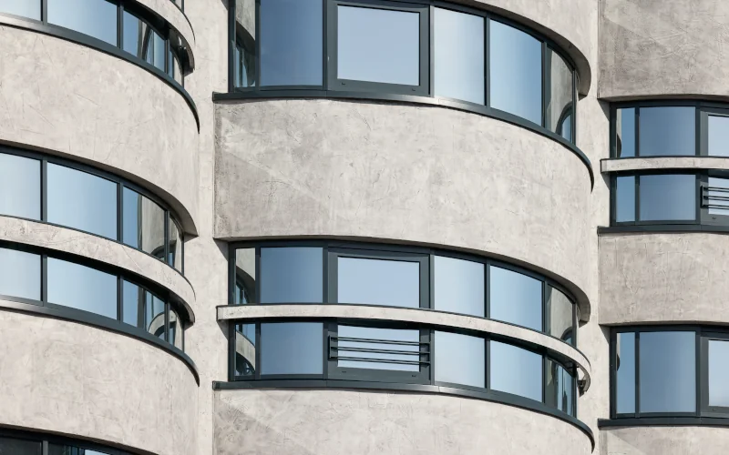 Hotel mit moderner rundgeschnittenen Fassadenelementen in grau mit vielen Fenstern