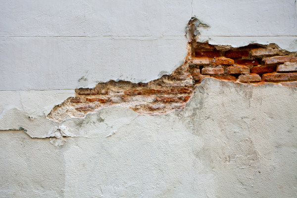 Schimmelbildung an weißer Wand