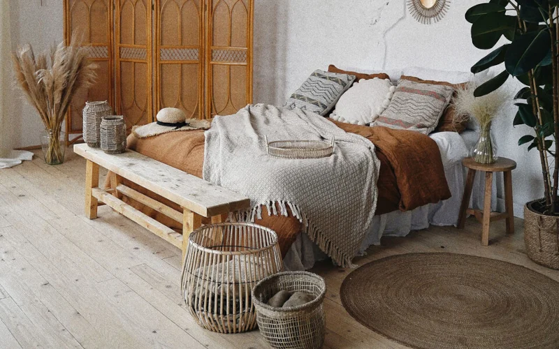 Schlafzimmer im afrikanischen Stil mit hellem Holzfußboden
