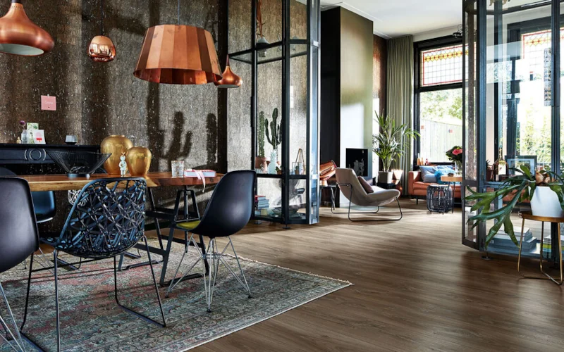 Loft mit hohen Decken, viel Deko und dunklem Design-Fußboden