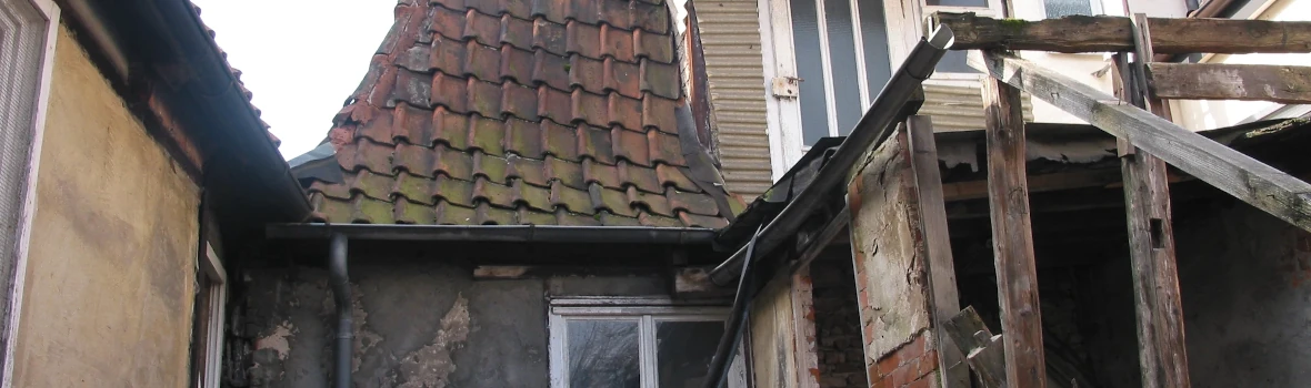 altes marodes Haus mit nassem Holz durch Hochwasser