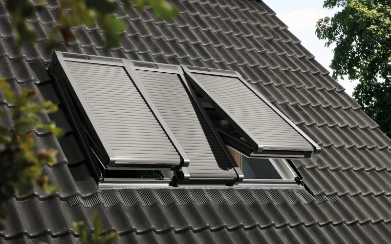 Dachfenster auf schwarzem Satteldach