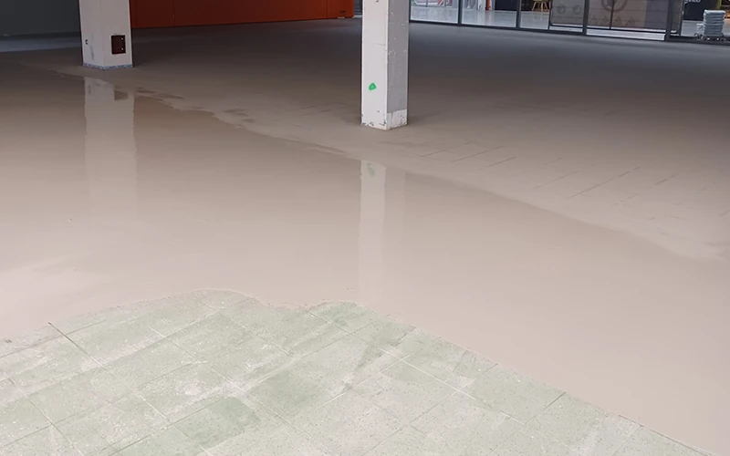 Boden mit teilweise flüssiger Ausgleichsmasse