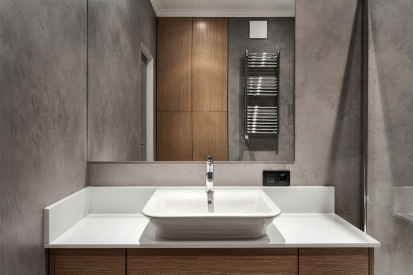 Elegantes Badezimmer mit modernem Waschbecken und Spiegel.