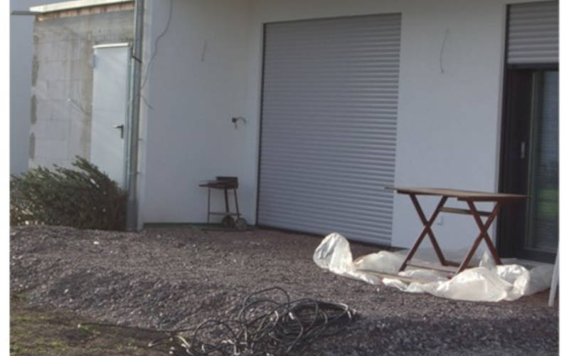 Sichtelement mit Außenrollladen an einer Terrasse