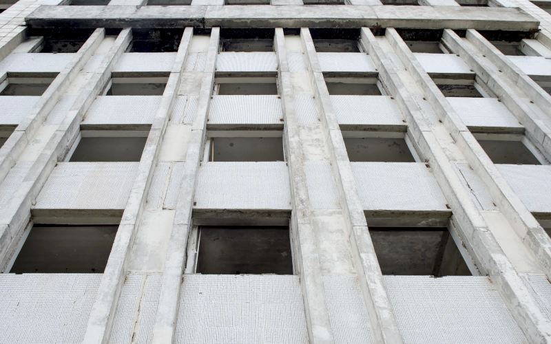 Betonfront eines Rohbaus eines Mehrfamilienhauses