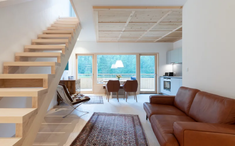 Wohnbereich mit Treppe und Blick auf einen Essbereich