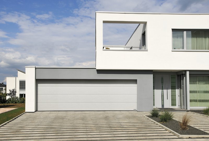 modern-futuristisches Wohnhaus mit großer Garage mit weißem Tor