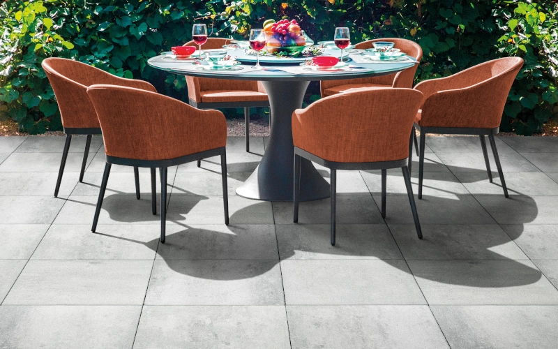 Moderne Terrasse mit hellgrauen Terrassenplatten der Serie Amsterdam der Marke Wunderwerk.