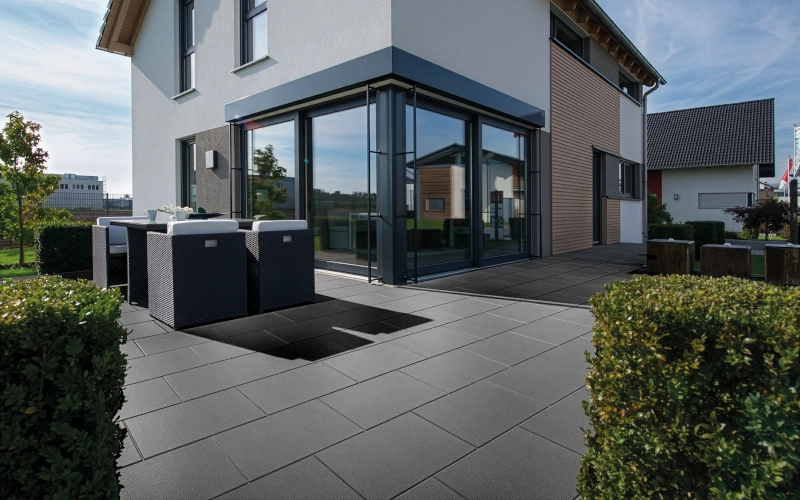 Sonnenterrasse mit premium Terrassenplatten in anthrazit.