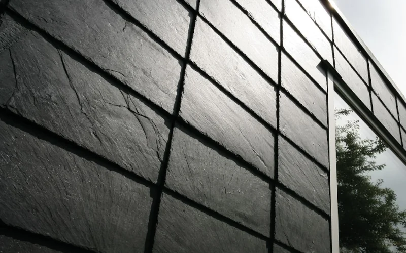 schwarze Schieferplatten an Hauswand
