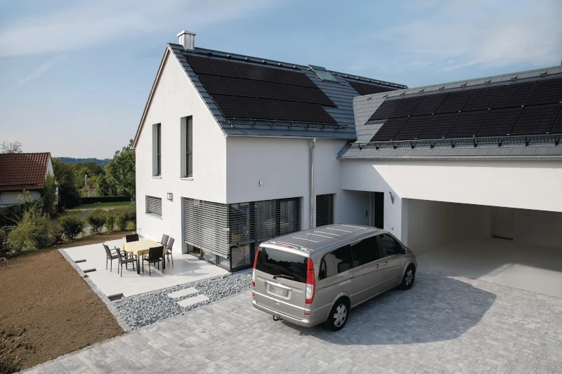 Haus mit Photovoltaikanlage auf dem Dach und der Garage