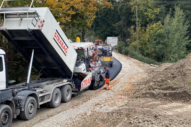 Radlager steht mit gehobener Ladefläche auf einer Straßenbaustelle