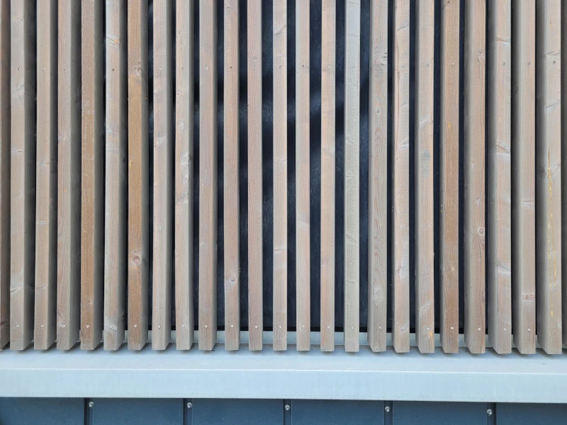 Senkrechte-offene-Holzfassade-Beitragsbild1.webp