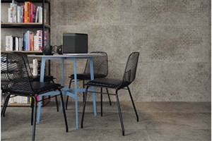 beige Boden- und Wandfliesen mit Sitzgelegenheiten