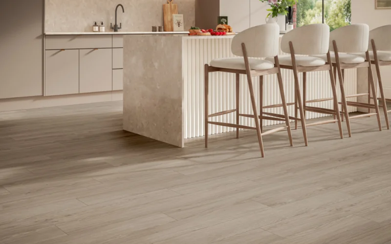 heller Laminatboden in einer Küche mit Kücheninsel und Stühlen