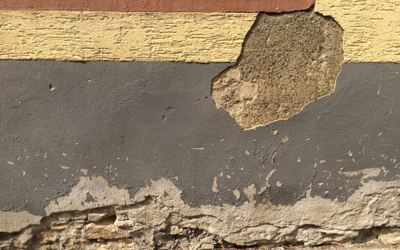 Sanierputz Anwendungsfall bei einer beschädigten Wand