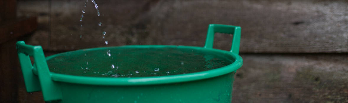 Regentonne mit Wasser