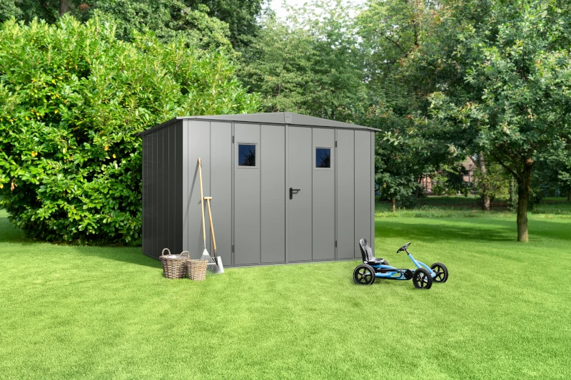 In einem Gerätehaus in einem Garten findet sich viel Platz für Gartenwerkzeuge und Spielbedarf wieder.