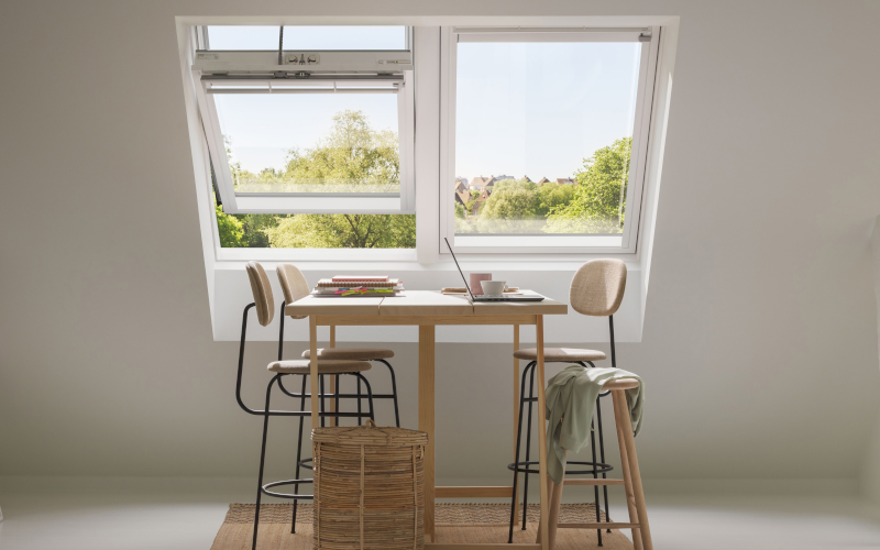 Breite Fensterfront mit modernem Esszimmertisch