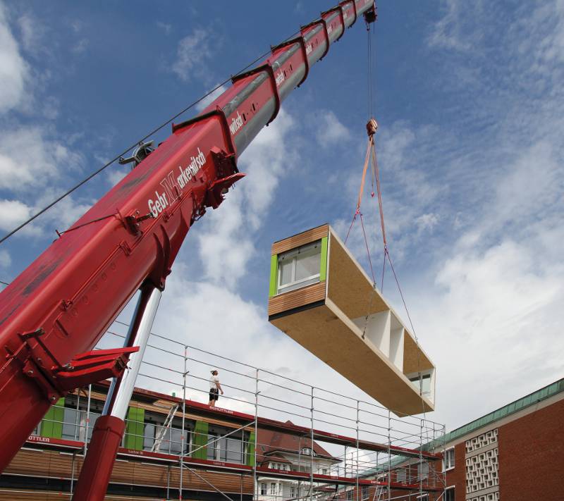 Fertigbauteile aus Holz werden eingesetzt