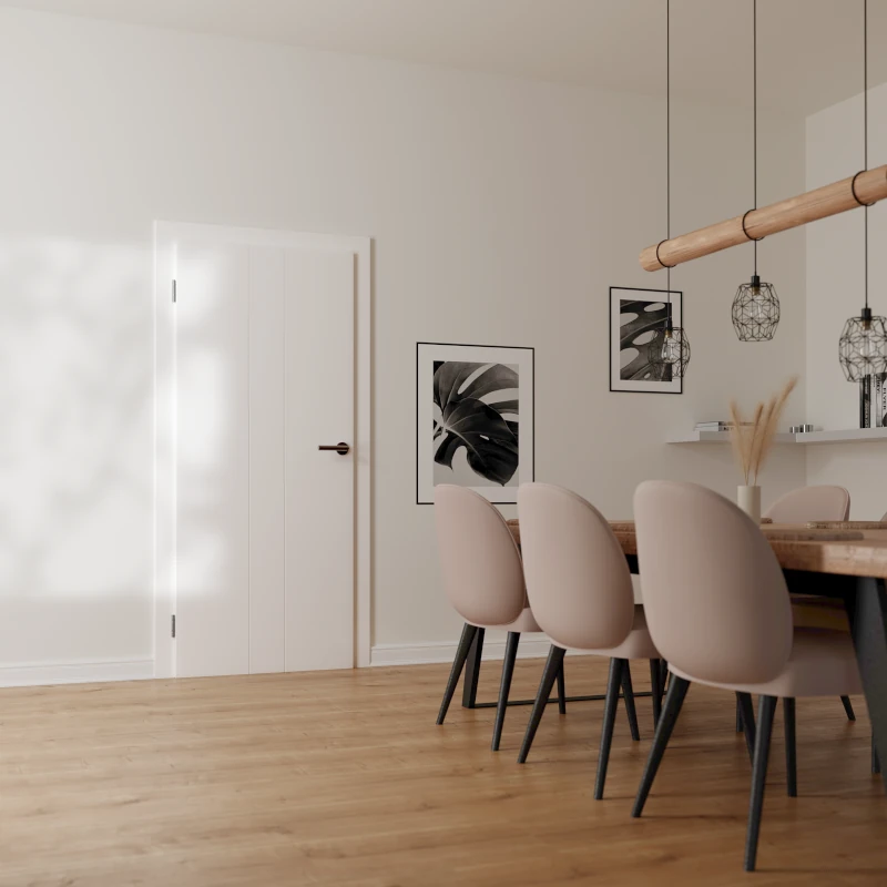 Wohnraum mit Esstisch und Stühlen, weißer Innentür und Holzfußboden