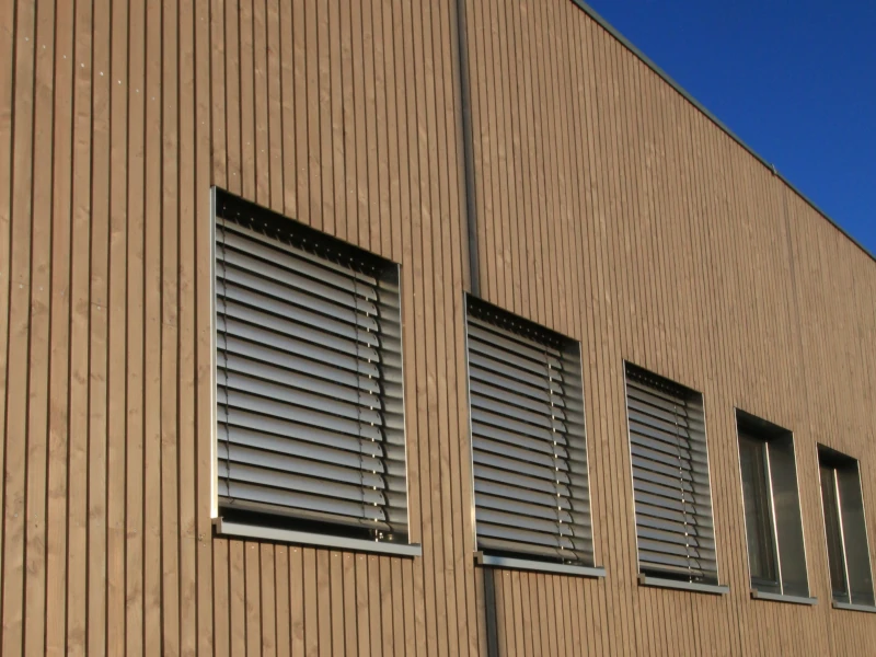 Senkrechte-offene-Holzfassade-Beitragsbild3.webp