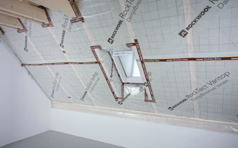 Dachgeschoss im Ausbau mit geschlossenen Wänden