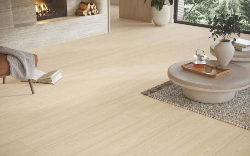 heller Modular One Bodenbelag in einem Wohnzimmer mit Kamin