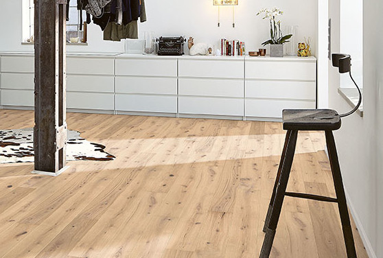 Moderner Raum mit Holzboden und minimalistischer Einrichtung.