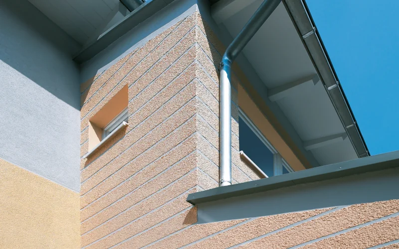 Fassade von Hauswand mit Fenster und Regenrinne