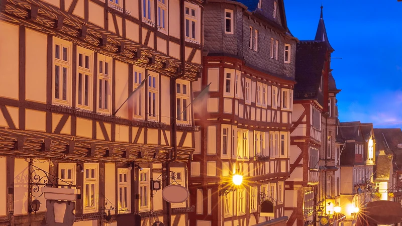 viele Häuser in einer Altstadt im alten Stil in der Abenddämmerung