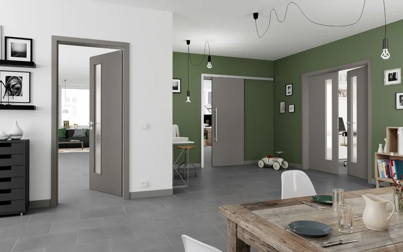 Wohnraum mit Essbereich und grünen Wänden und verschiedenen Türen mit Sichtfenster