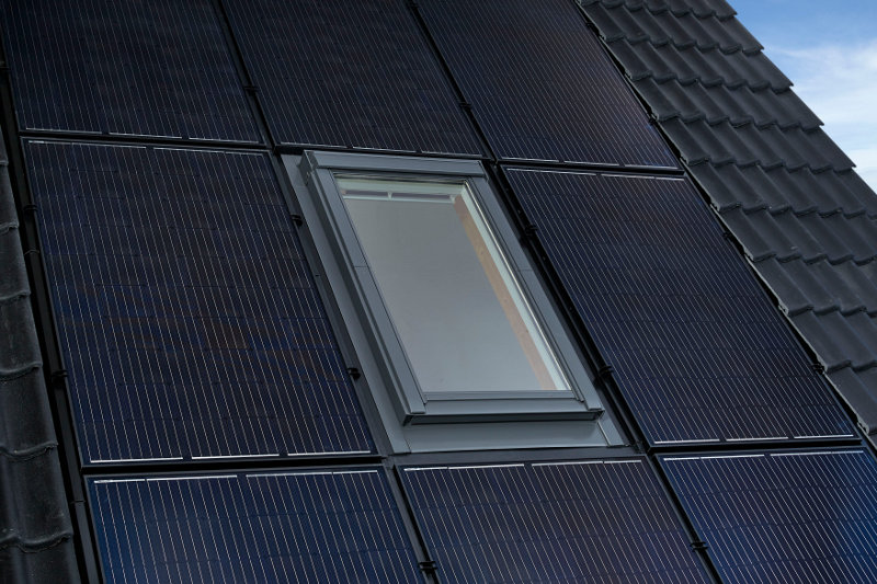 Velux Dachfenster und Photovoltaik-Anlagen auf dem Dach