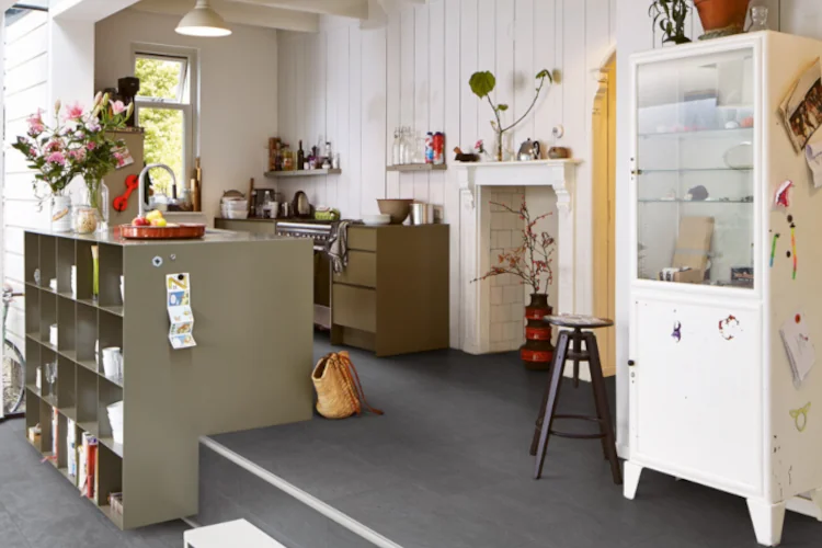 Küchenbereich mit dunklem Design Fußboden