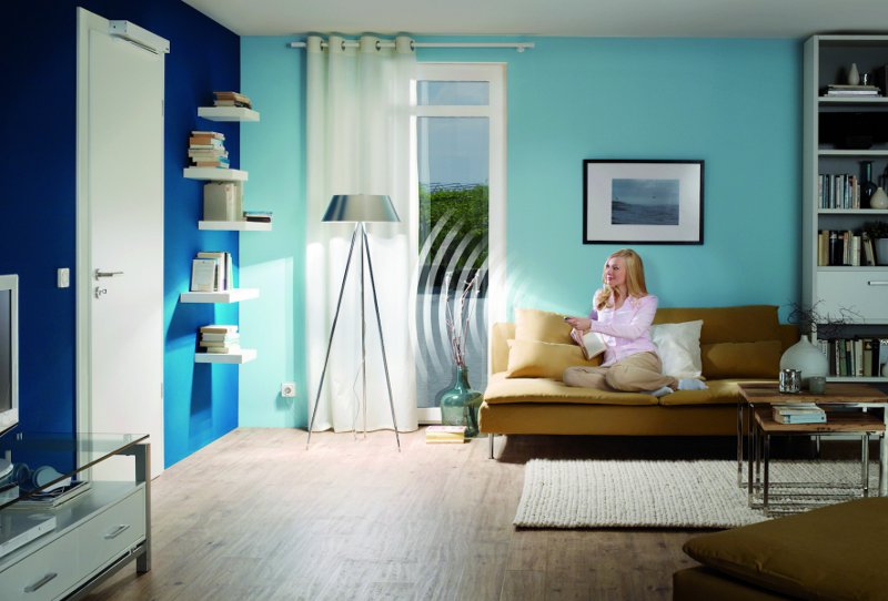 Frau steuert Technik über SmartHome