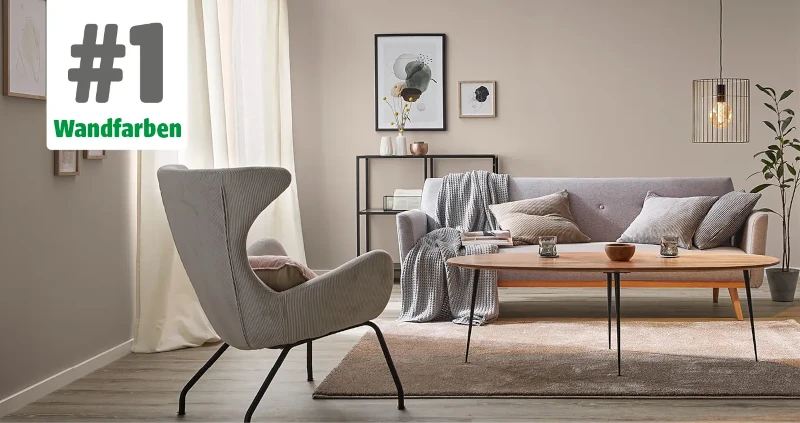 Wohnzimmer mit beigefarbenen Wänden und Möbeln
