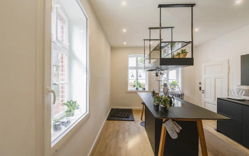 Moderne Wohnküche mit Holzfussboden