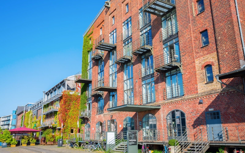 Mehrfamilienhaus mit einer roten Backsteinfront und mehreren Wohneinheiten