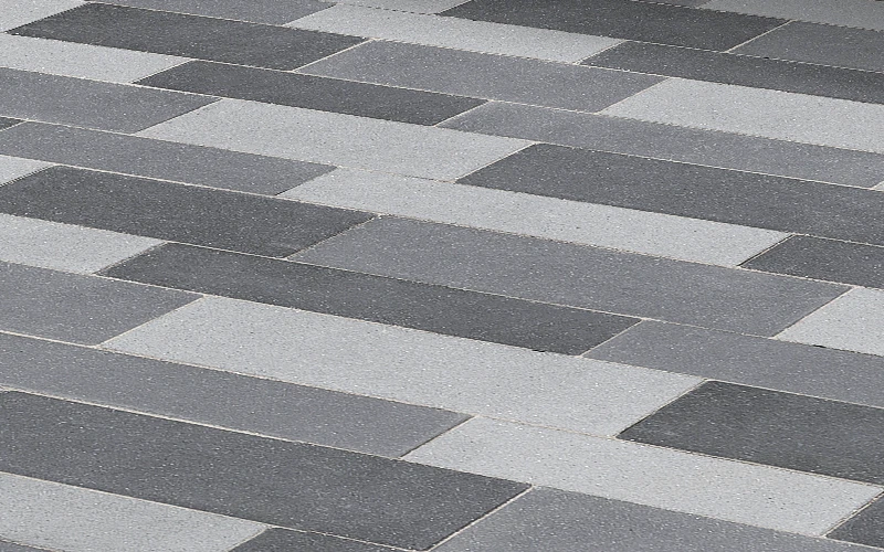 Gräuliche Terrassenplatten im versetzten Muster