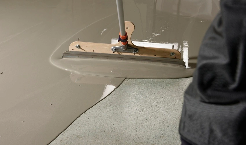 Verarbeitung der ARDEX K 15 N Bodenspachtelmasse beim Bodenausgleich