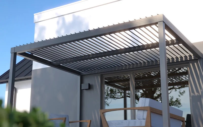 weißes modernes Wohnhaus mit Pergola über der Terrasse