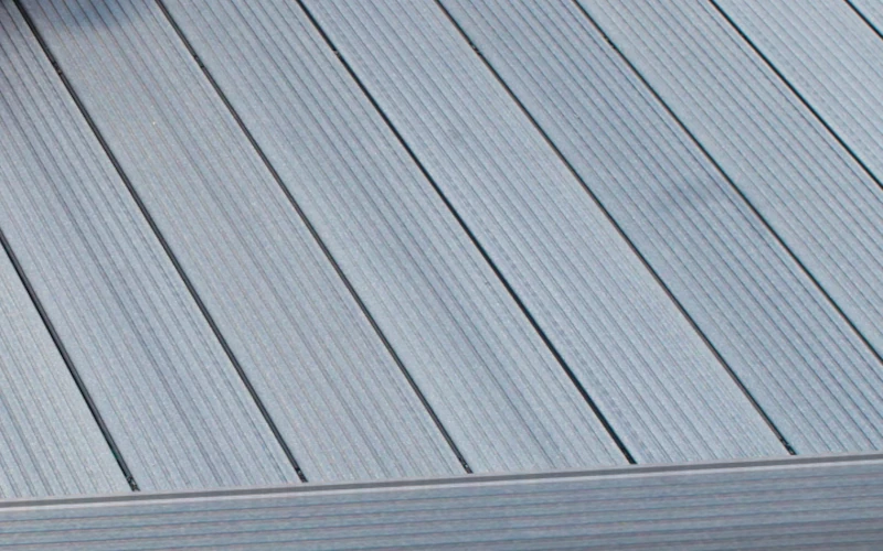 grau-bläuliche Terrassendielen aus Werkstoff GCC