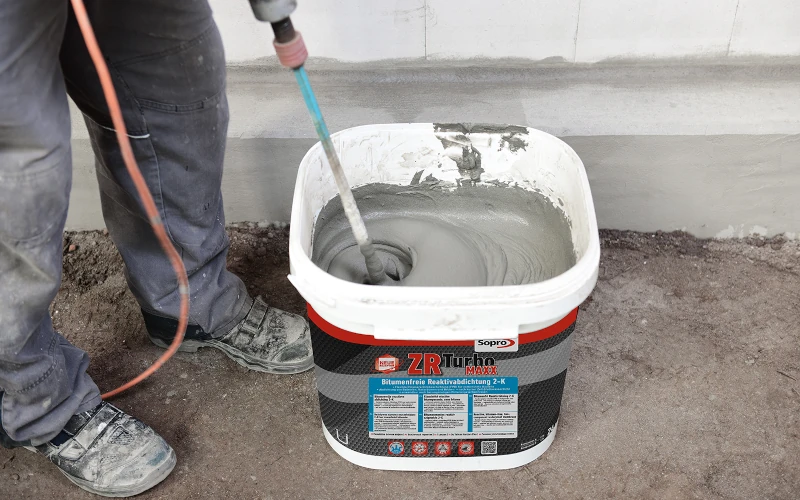 Bauwerksabdichtung ZR Turbo XXL wird angerührt