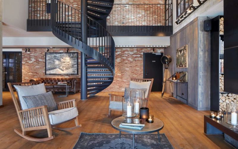 Gemütliche Maisonette-Wohnung mit schwarzer Wendeltreppe.