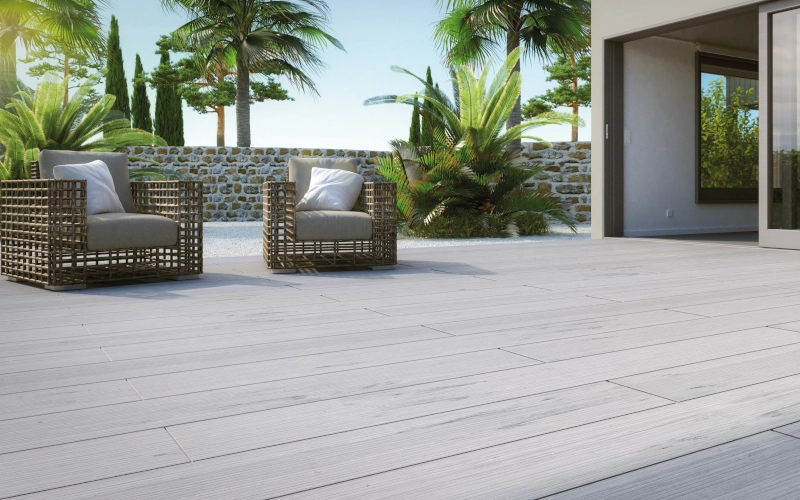 Terrasse mit dunklen Terrassendielen die zu 50% aus Holz und zu 50% aus recyceltem Kunstharz bestehen.