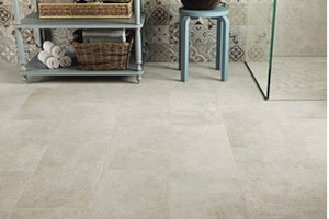 Beige Bodenfliesen mit bunten Wandfliesen in einem Badezimmer