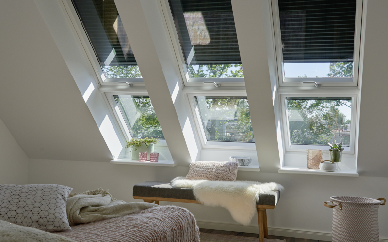 3 Velux-Fenster mit halb geschlossenen Rolläden